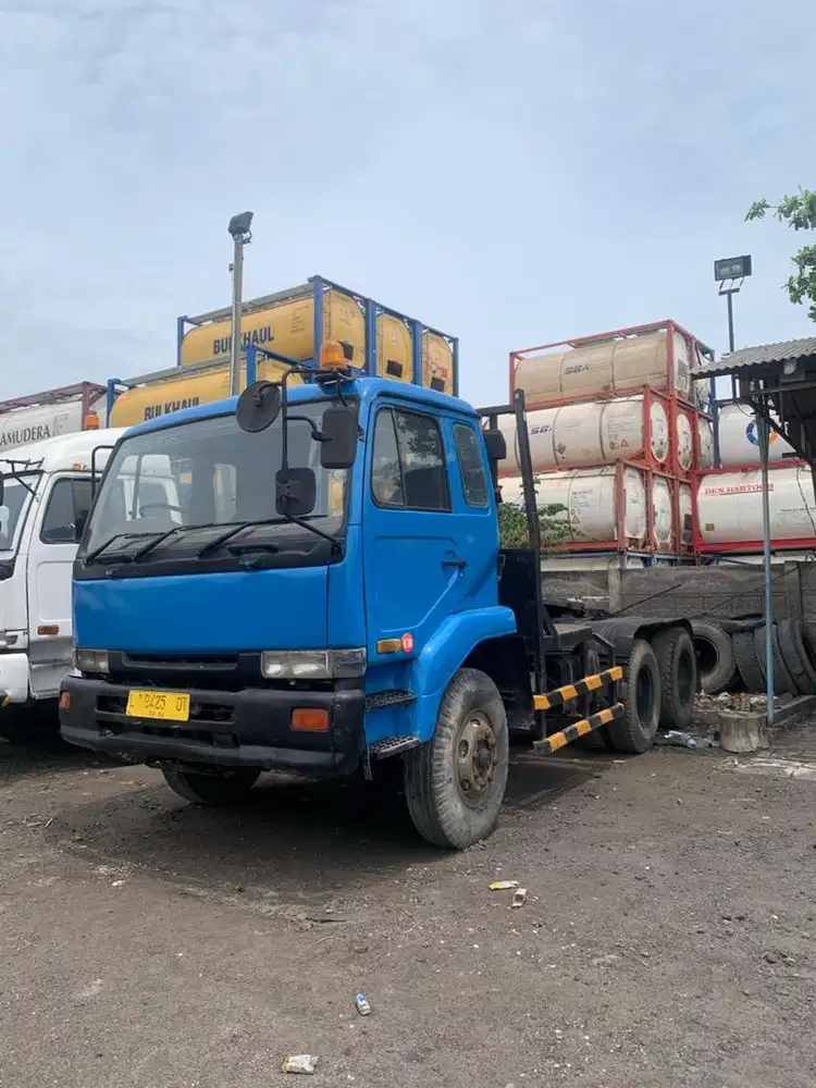 NISSAN CWM 330 TAHUN 2003