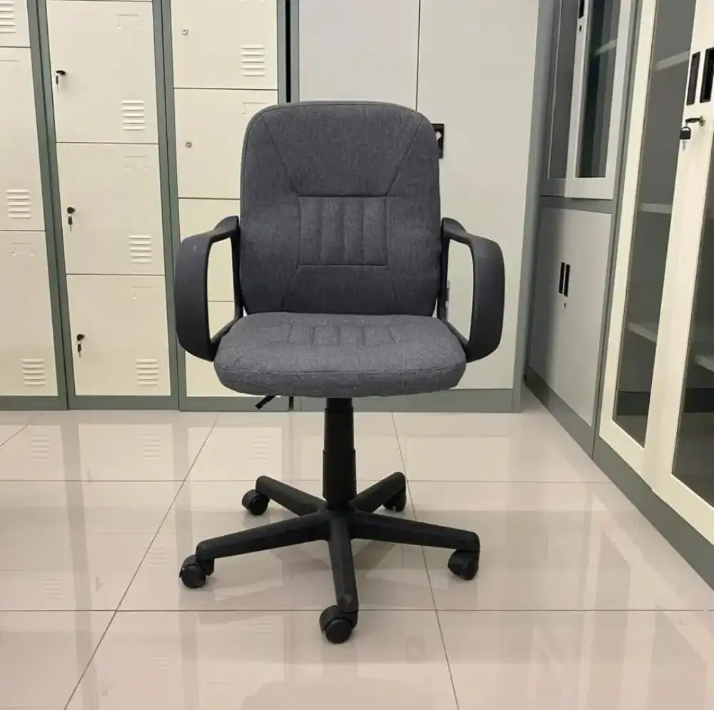 Kursi kantor sandaran rendah abu