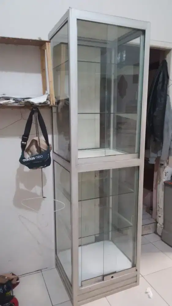 Etalase barang serbaguna