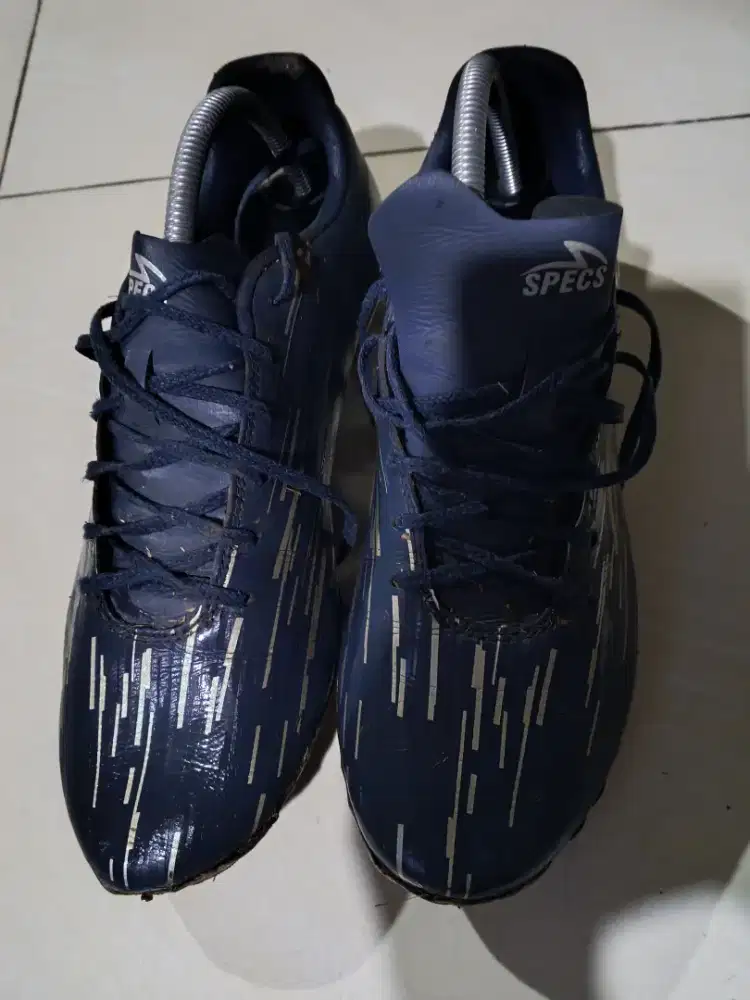 Sepatu bola dan futsal bekas