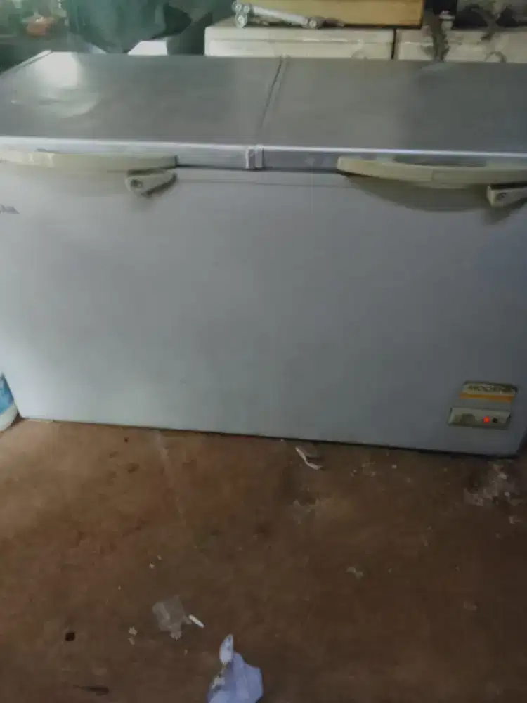 Dijual freezer box merk MODENA ukuran 450 ltr normal beku
