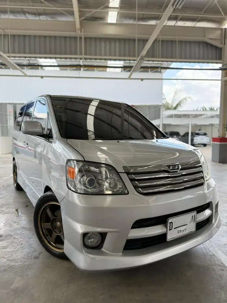 Toyota Noah S 2.0 CBU 2005