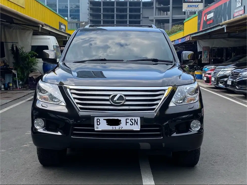LEXUS LX570 AT 2011 HITAM