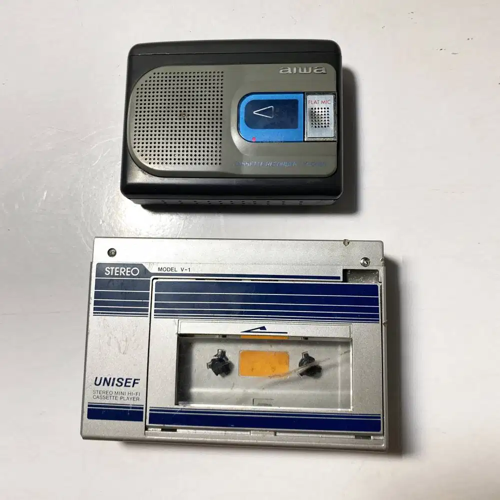 paketan walkman jadul Aiwa dan uniseft japan gambling