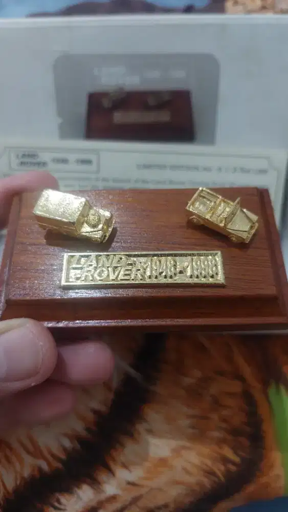 Miniatur Mobil Land Rover Berlampis Emas 22 karat Limited Edition