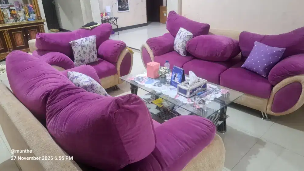 Sofa cantik dengan meja minimalis yg msh sgt bagus kondisinya