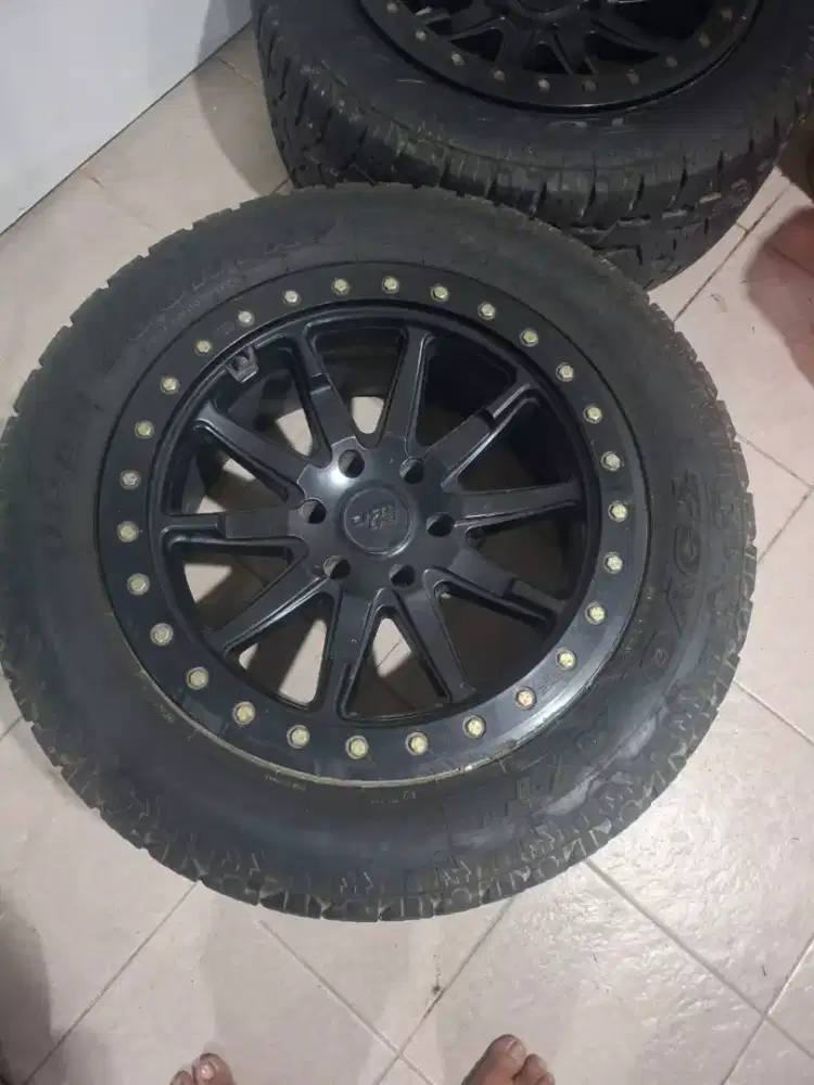 Sepasang Velk dan ban bekas