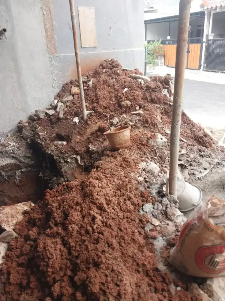 Tanah merah urugan berangkal brangkal bangunan