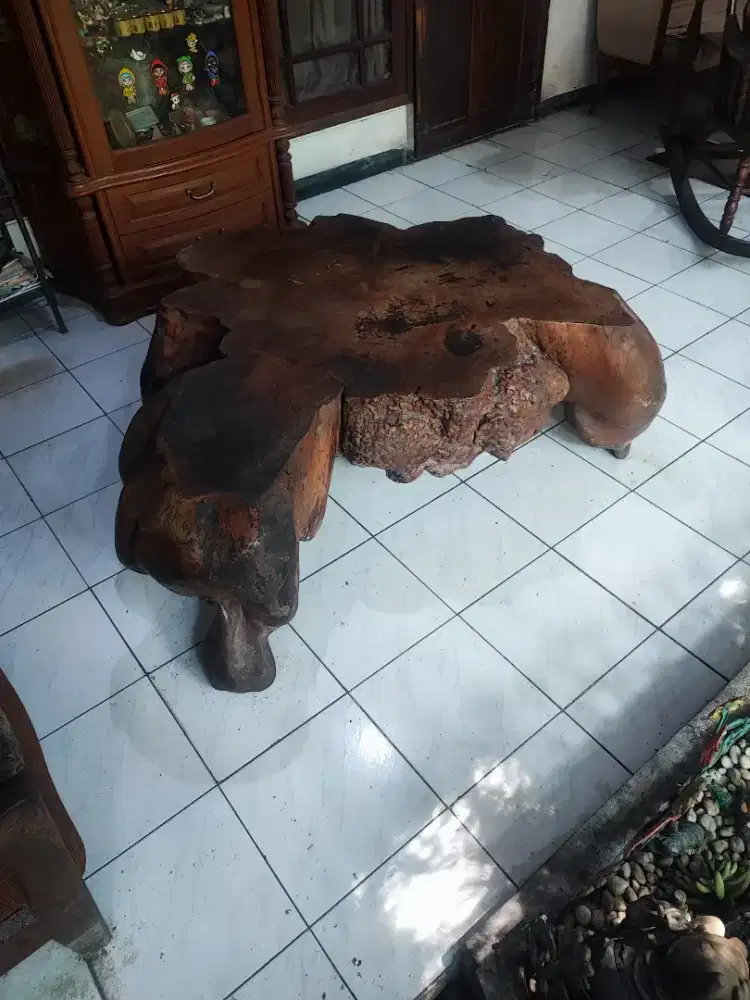 Meja kayu akar gembol