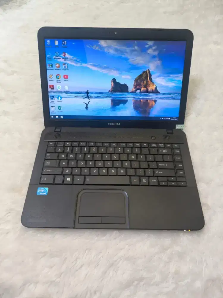 Dijual laptop Toshiba slim,intel celeron ram 4 gb,he'd 500 gb