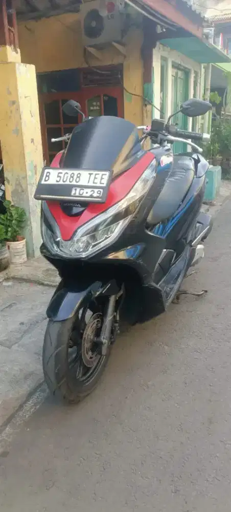 Di jual motor Honda PCX tahun 2019