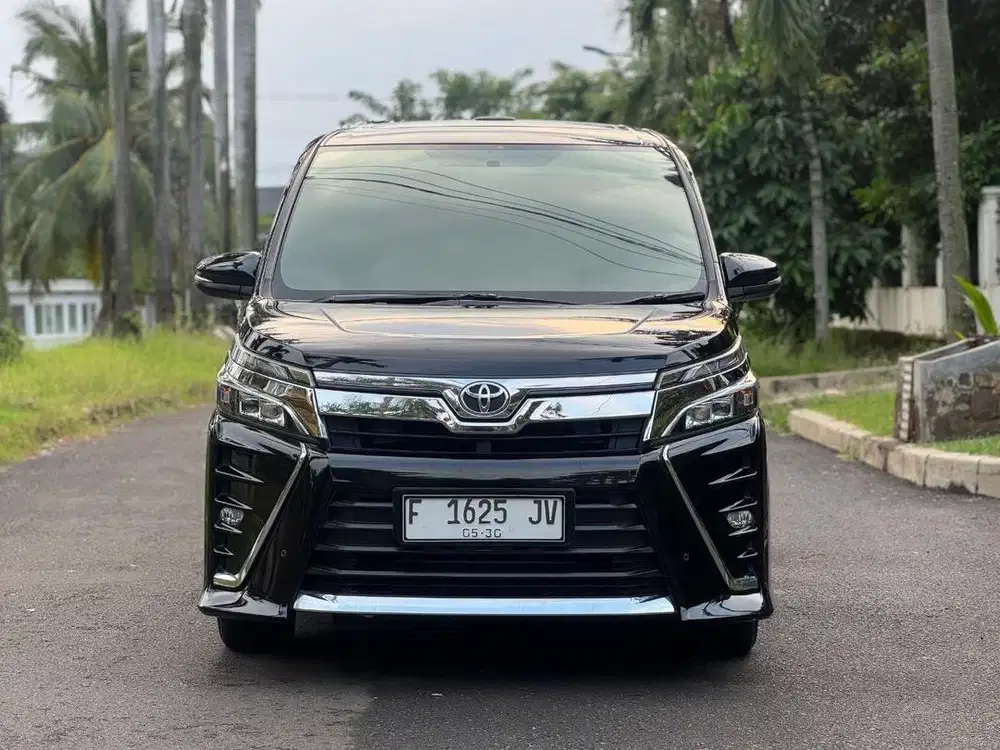 Low KM! Toyota Voxy 2.0 AT 2020 Hitam | Siap Pakai