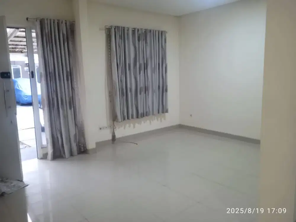 P Sil Dijual Cepat Rumah 6x18 Renov 2,5 Lantai Green Lake City