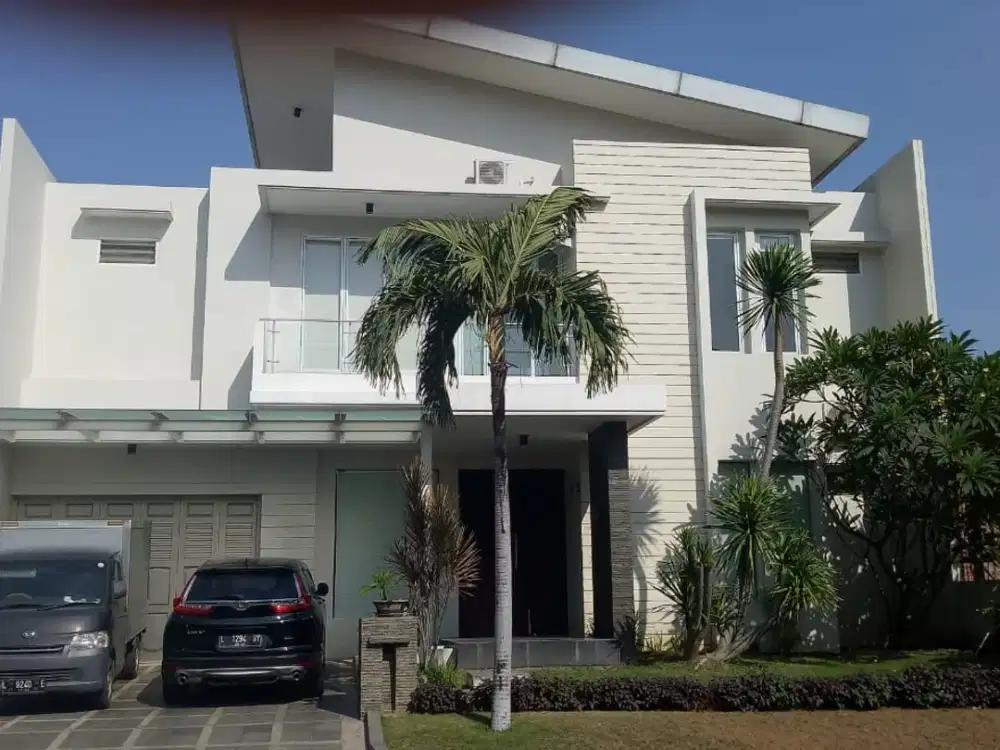 Rumah 2 Lantai Bagus SHM di Pakuwon Indah Siap Huni