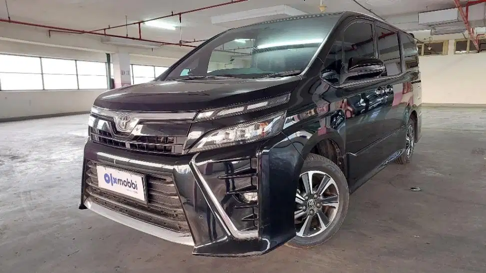 DP Rendah  12JT Toyota Voxy 2.0 Bensin-AT 2020 Hitam
