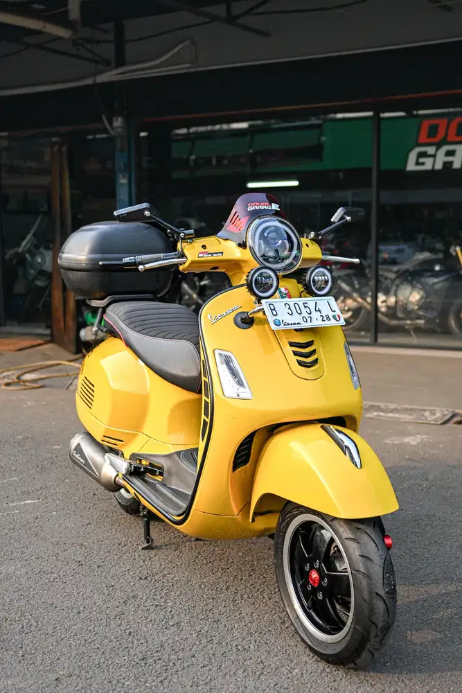 VESPA GTS  300  ABS 2019 KUNING  BARANG SIMPANAN