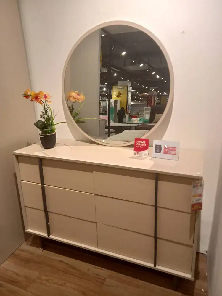 Lemari include kaca dapatkan cicilannya di home credit