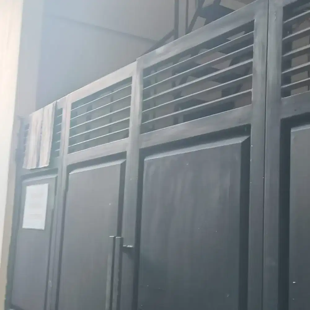 Dikontrakan rumah di lantai 2, ada 2 kamar tidur, 1 kamar mandi