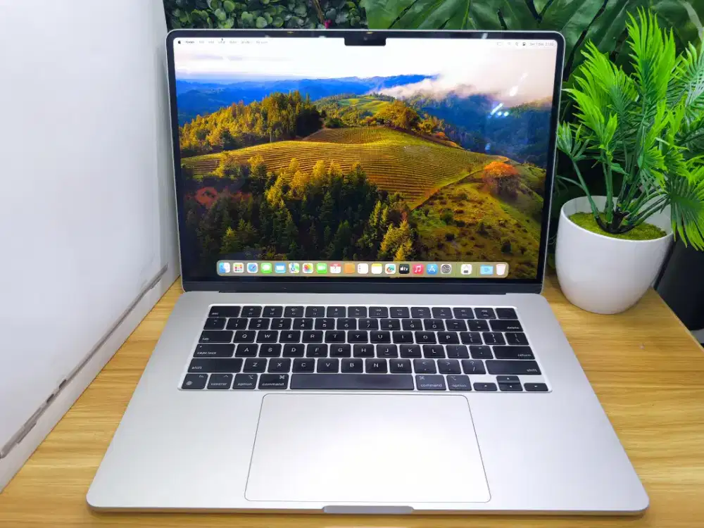 Macbook Air M2 15-Inch 2023 Starlight
RAM 8GB
SSD 256GB
BH 92% iBox