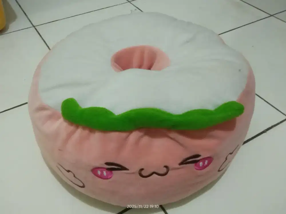 Preloved Bantal Plushie Donat Pink