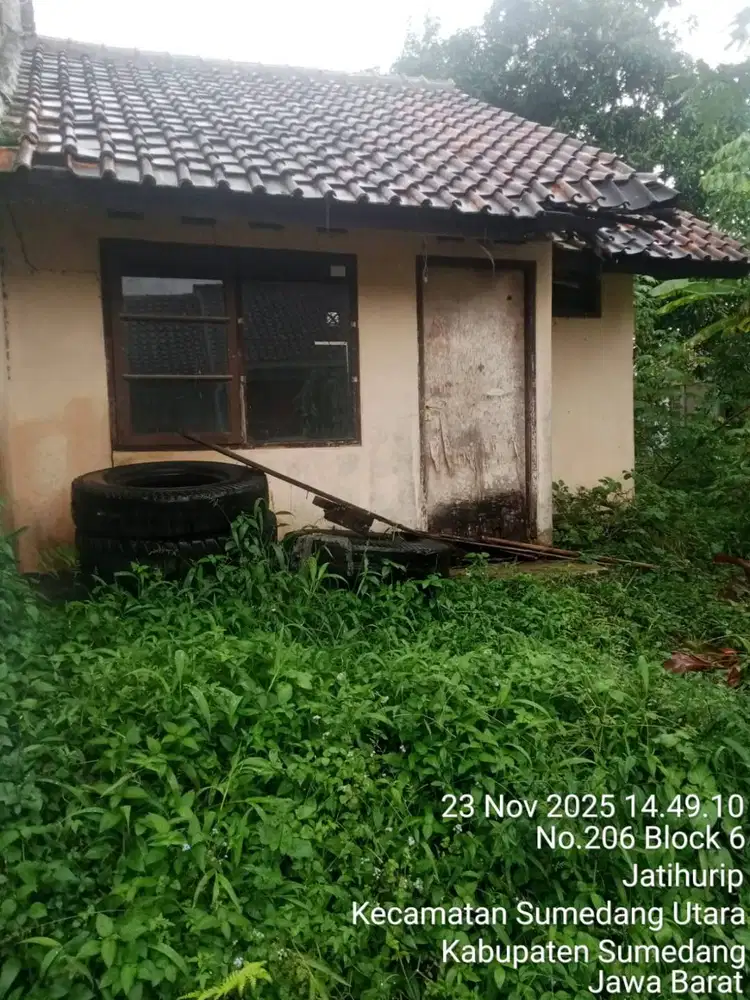 Dijual Butuh Uang Rumah Setengah Bangunan + Tanah Hook di Sumedang