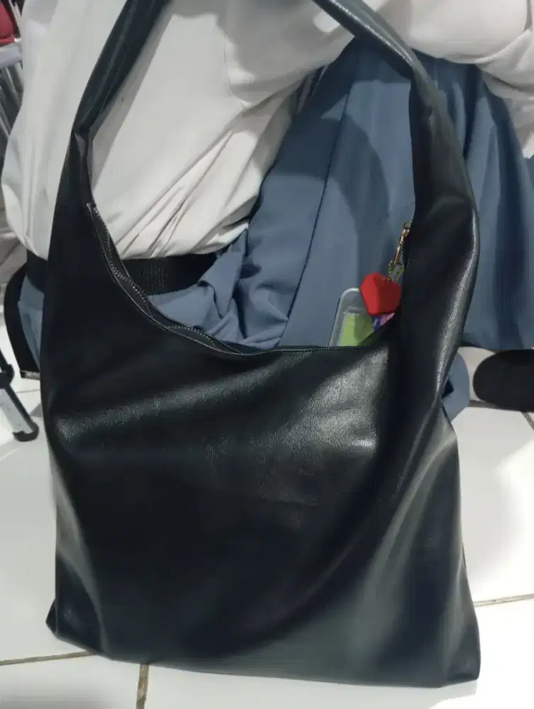 tas selempang hitam wanita