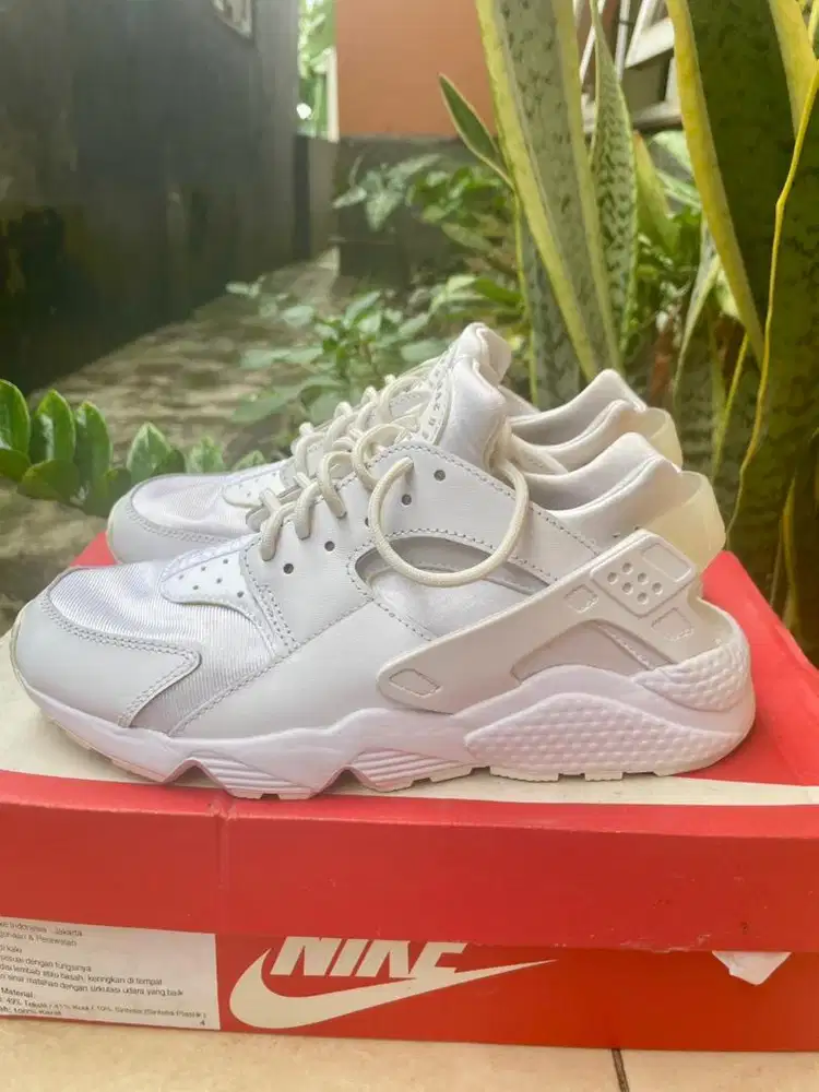 Nike Air Huarache size 40 (like 38) unisex with box