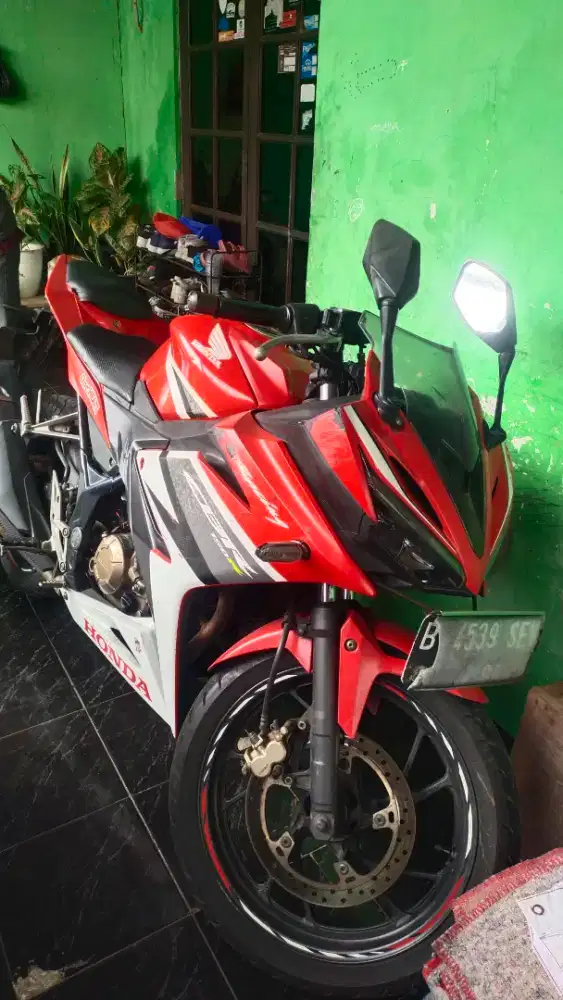 JUAL CEPAT MOTOR CBR150R MERAH PUTIH