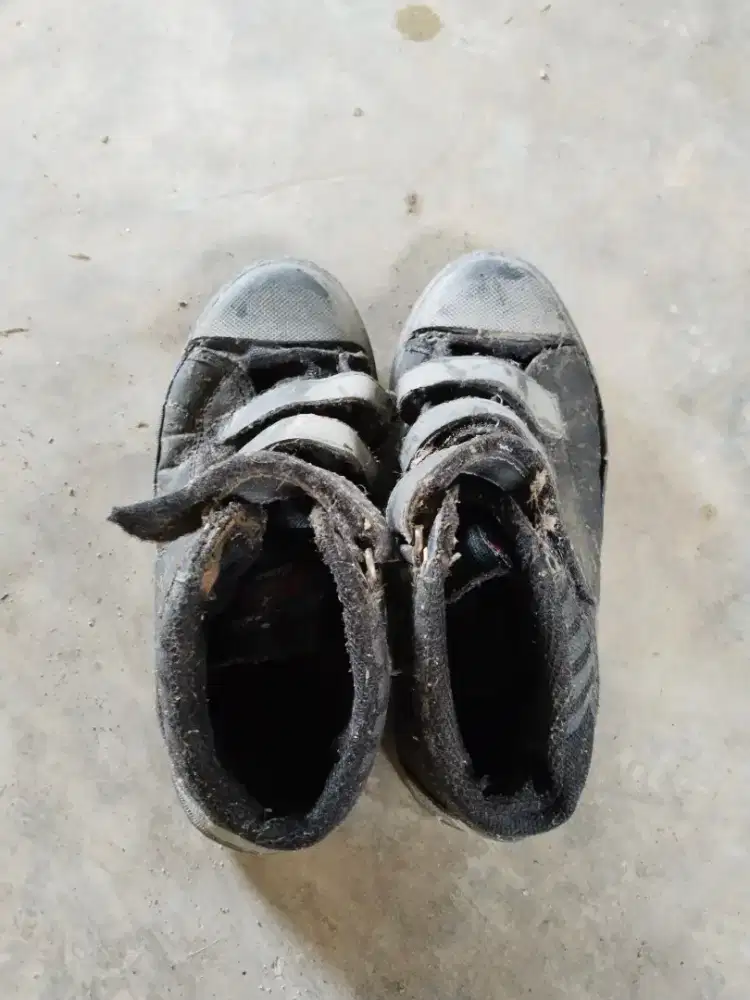 Sepatu bekas terkena banjir Gratis