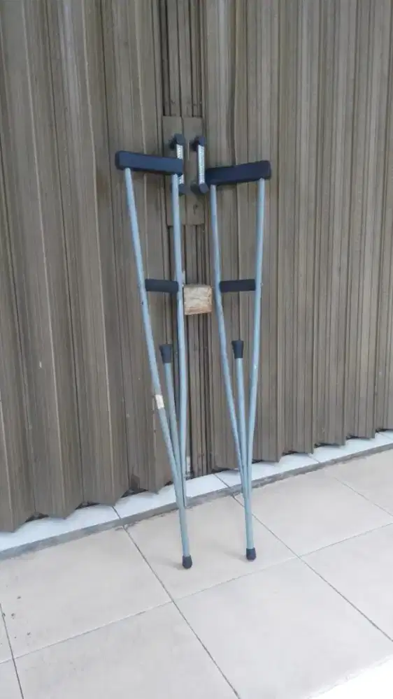 Brgkli butuh kruk jalan