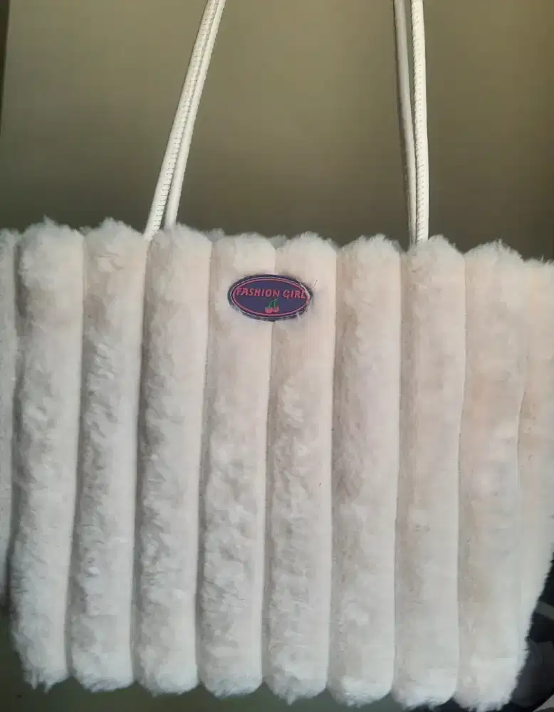 Fur bag putih wanita