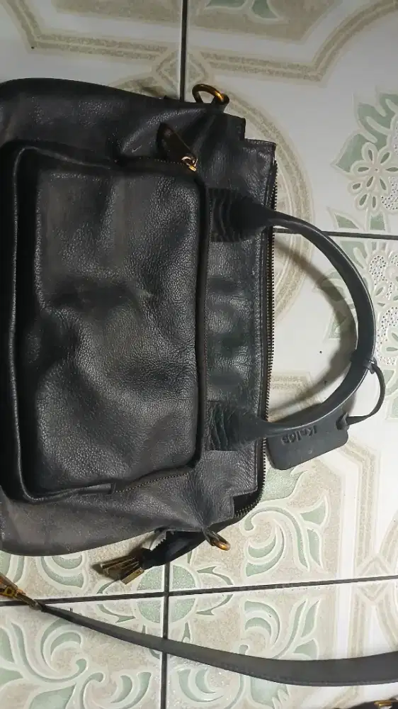 Tas kulit merek kalos hanya perlu di bersihkan ..kulit masih bagus