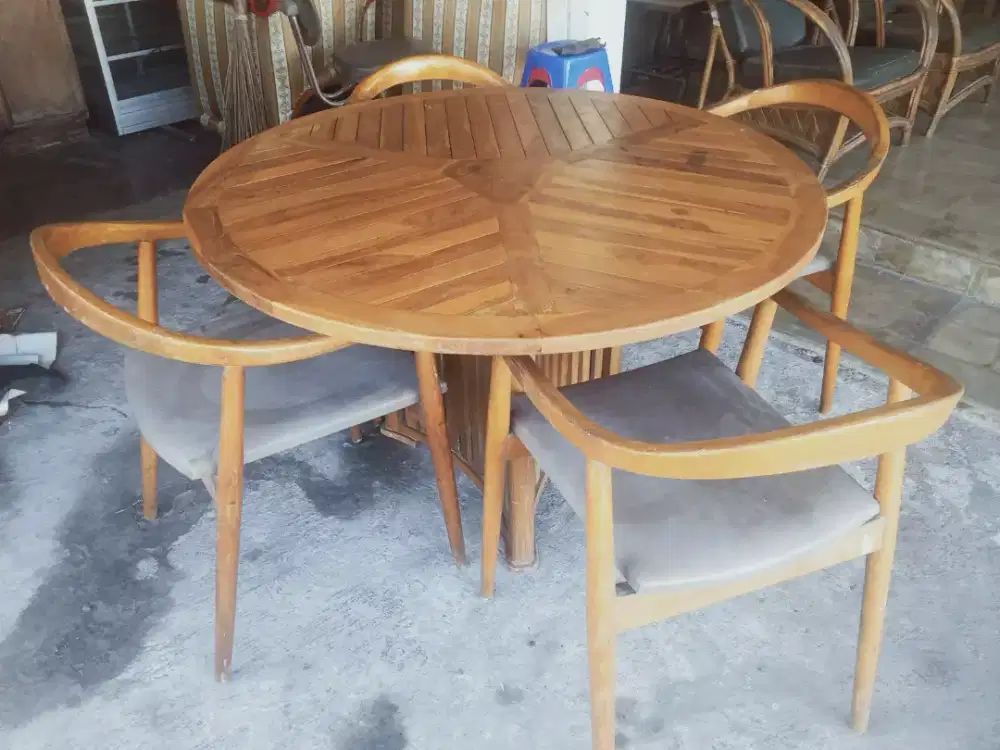 Meja makan 4 kursi