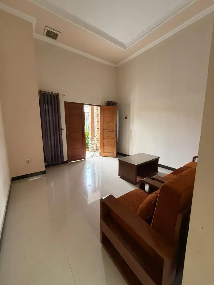 Disewakan rumah strategis plus perabot