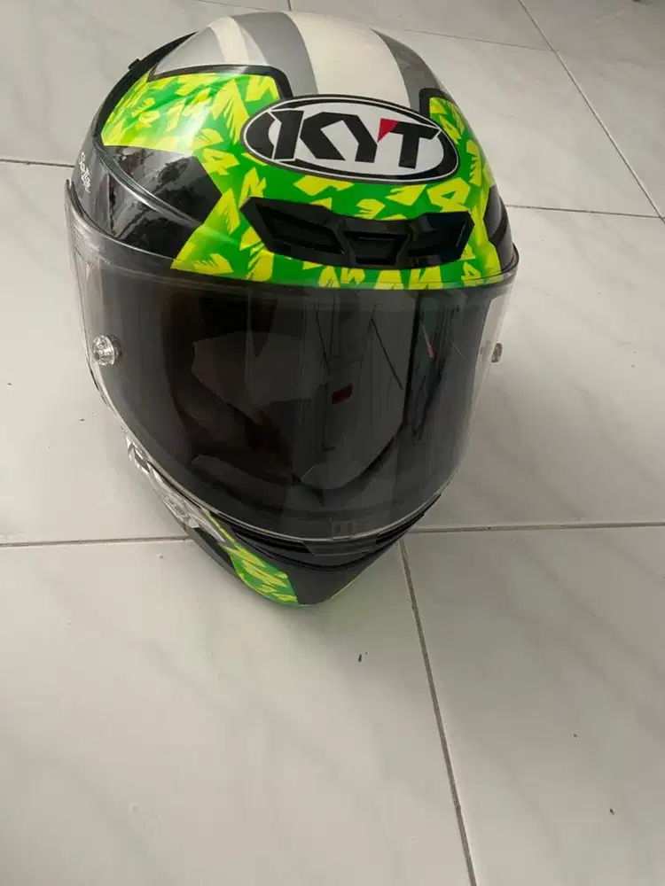 Di jual helm bekas