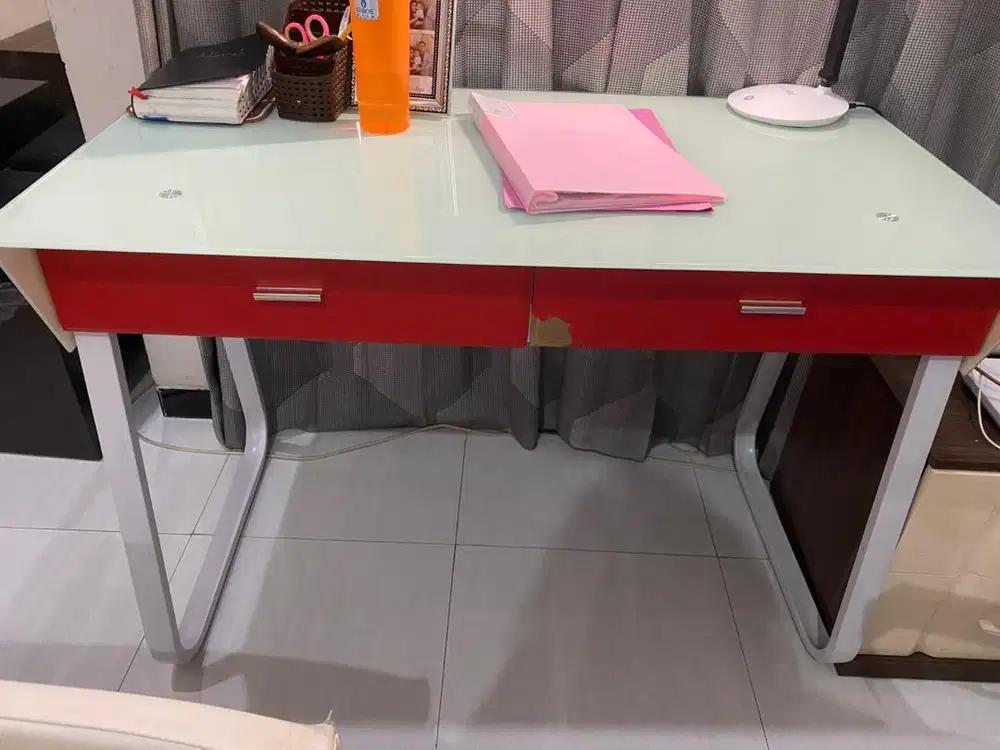 Meja kerja kaca temppered