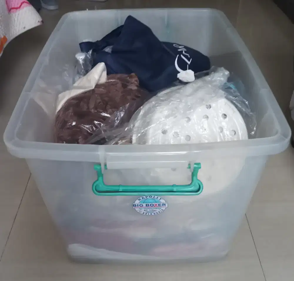 Box Kontainer Plastik 80L Termasuk isi (masih ada)