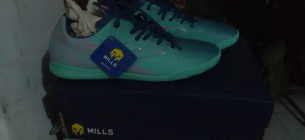 Sepatu futsal merk MILLS