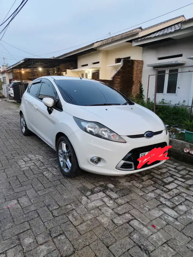 DIJUAL CEPAT MOBIL FORD FIESTA 2011