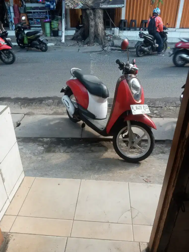 Jual santai scoopy karbu ss lengkap stnk, bpkb, sampe faktur ada