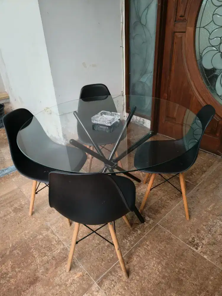 Meja kaca bulat besar