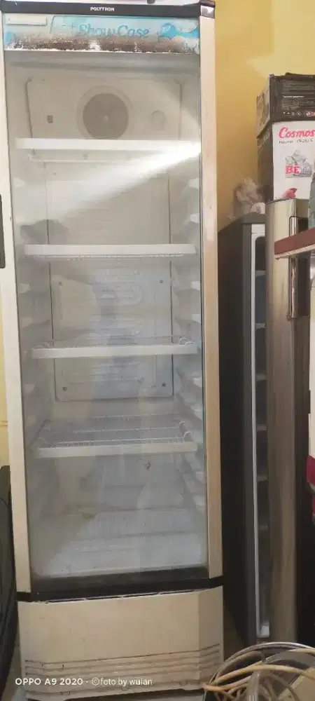 Di jual cepat karna mau pindahan showcase merek Polytron