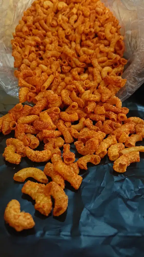 Menjual berbagai macam camilan seperti makaroni bantat