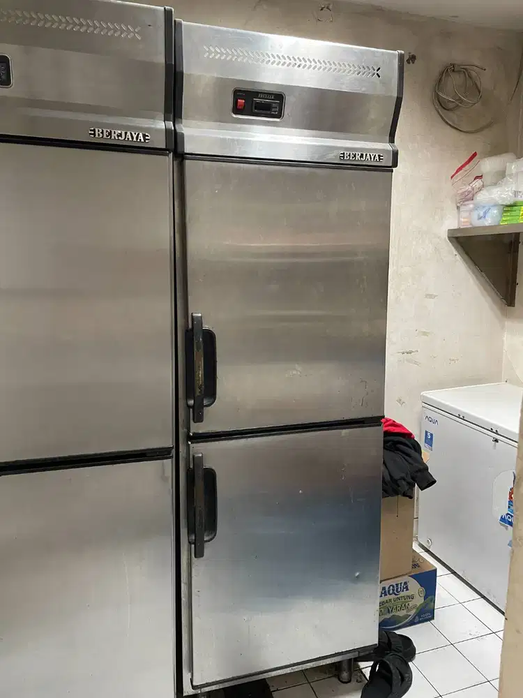 DIJUAL FREEZER EX CAFE MERK BERJAYA STANDING 2 PINTU