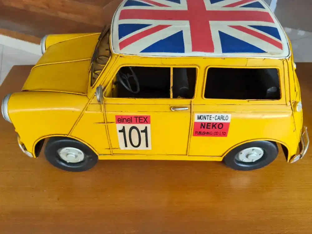 Pajangan Mobil kaleng