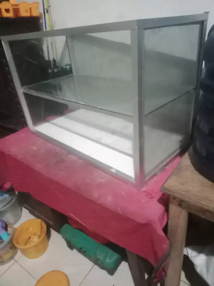 Etalase jual makanan