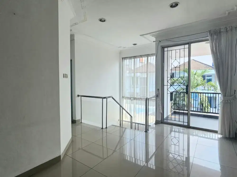 Rumah 2,5 Lantai Berlokasi Strategis di Taman Modern Jakarta Timur - Dengan Semi Furnished Siap Huni