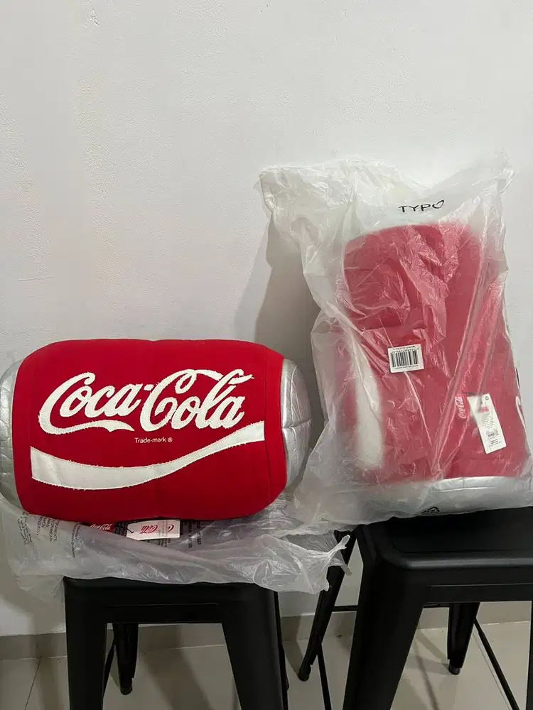 Bantal merek TYPO COCA COLA baru limited
