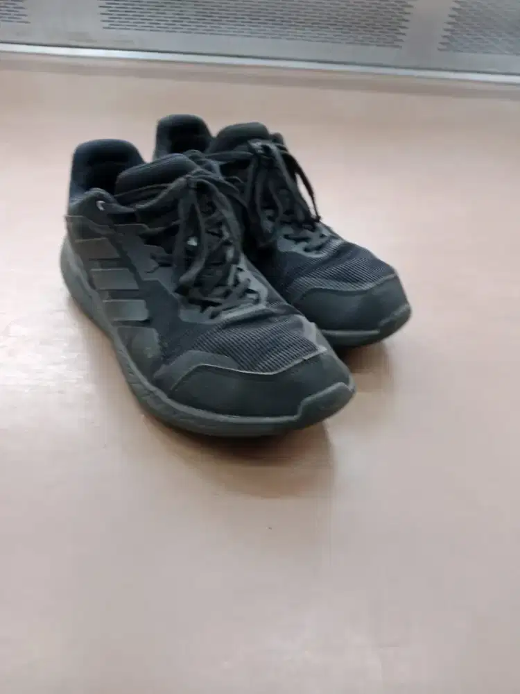 Sepatu Sport Hitam - Everyday Active Sneakers