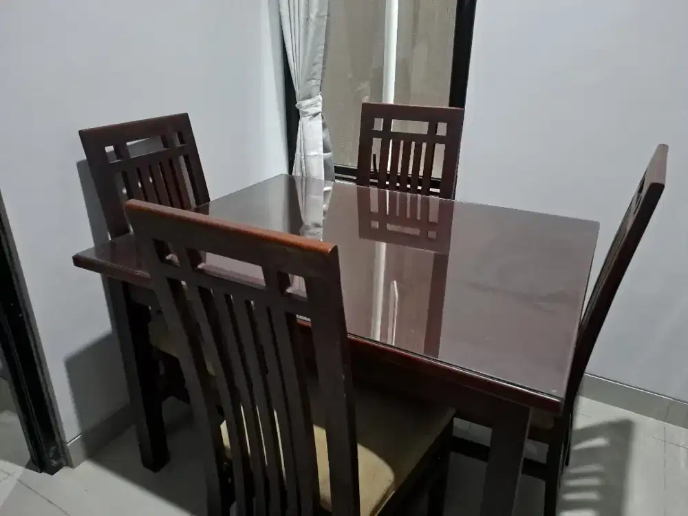Meja Makan Kayu Mahoni